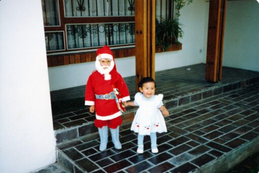 Mi hermana disfrazada de Papá Noel y yo